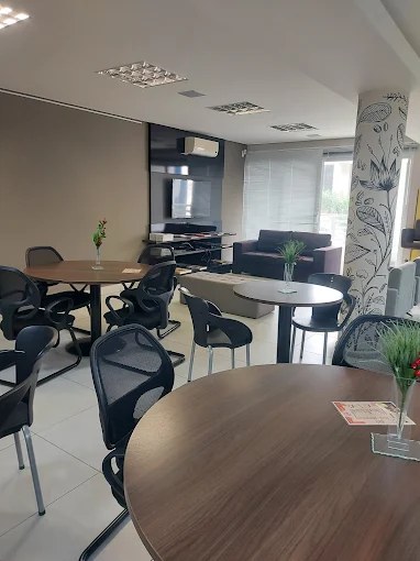 Ambiente de espera do coworking da OAB/PR, com ar-condicionado e assentos para os clientes
