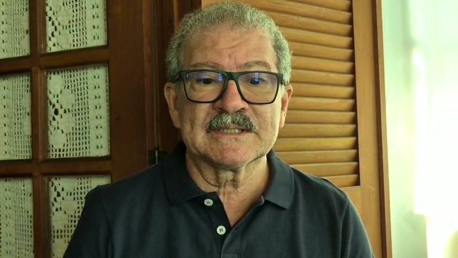 Roberto, cliente de holding familiar, sorrindo em depoimento em vídeo