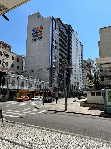 Fachada do Edifício Maringá, na Rua Cândido Lopes, 146, Centro de Curitiba, onde fica a sala de atendimento