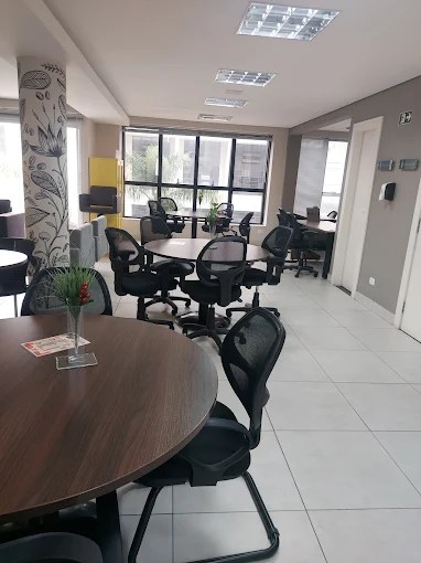 Mesa de atendimento na sala de trabalho do coworking da OAB/PR em Curitiba
