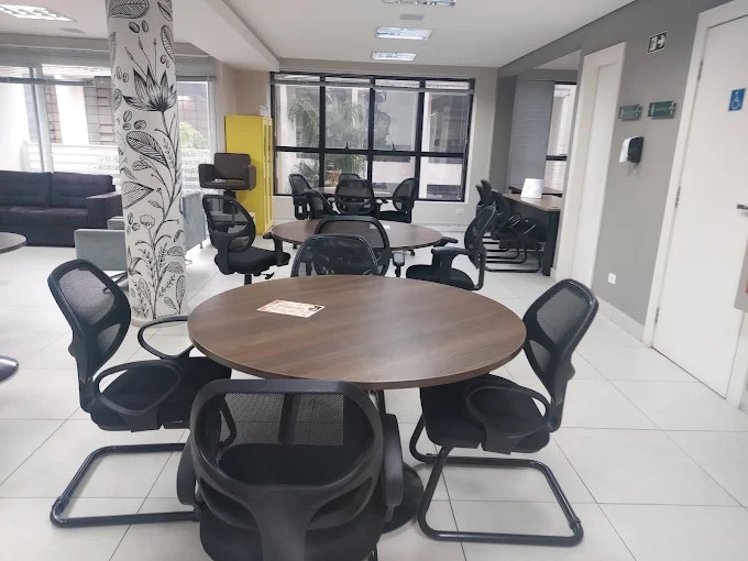 Sala de espera e recepção do coworking da OAB/PR na Rua Cândido Lopes, com mesas de atendimento